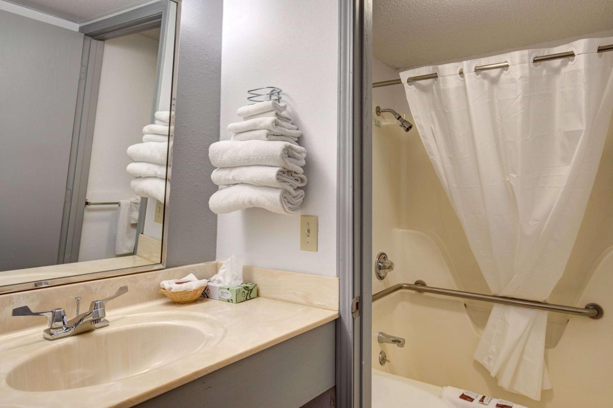 Howard Johnson By Wyndham Theatre District Hotel 2*